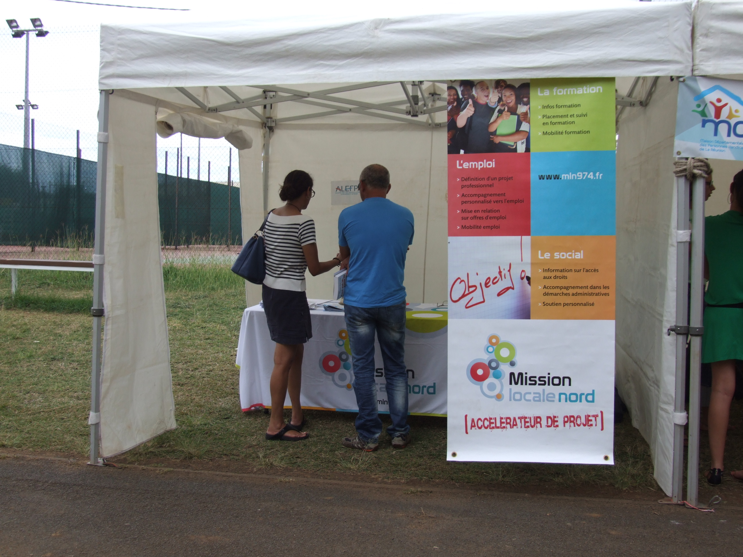 Photo Journee Nationale des Dys 2015 - 17 - Stand Mission Locale Nord.JPG